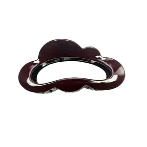 Elegante pinza per capelli rosso bordeaux con design lucido a forma di nuvola