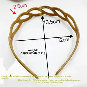 Detail van de mat holle blad haarband afmetingen met 2,5 cm breedte en 12 cm breedte