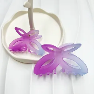Dettaglio di fermacelli a farfalla opachi con sfumatura di colore viola e blu