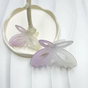 Dettaglio delle clip per capelli a farfalla con sfumatura viola e finitura opaca