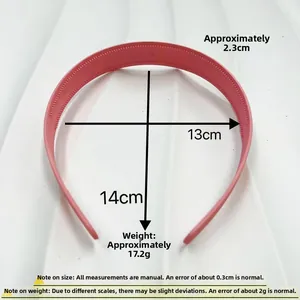 Detailansicht eines rosa mattierten Haarreifens mit rutschfesten Zähnen und 13 cm Breite