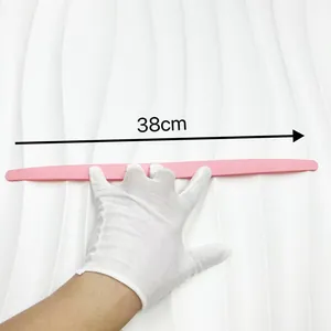 Dettaglio di un cerchietto rosa opaco Morandi da 38 cm con indicazione della misura reale
