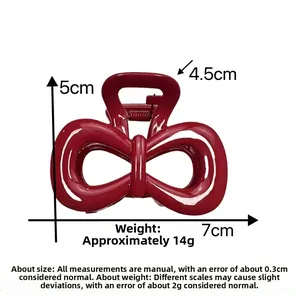 Especificaciones de tamaño para pinza de pelo roja oscura con 7cm de largo y 5cm de alto