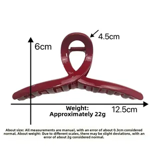 Vista detallada de pinza para el pelo burdeos con medidas de 12,5 cm x 6 cm