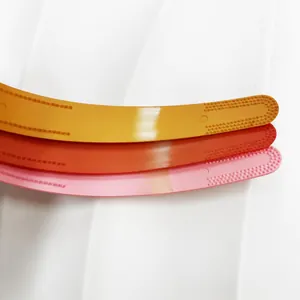Makro-Detail von Haarreifen-Enden mit Anti-Rutsch-Textur und glattem Farbfinnish