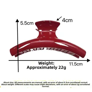 Detalle de la pinza de pelo roja con medidas de 11,5 cm de largo y 5,5 cm de alto