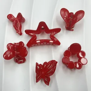 Lot de 6 mini pinces à cheveux rouges en forme de cœur et papillon sur plateau blanc