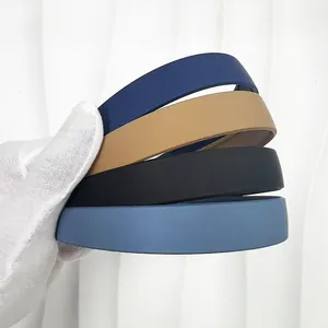 Dettaglio di quattro cerchietti opachi in colori Morandi su uno sfondo bianco con texture