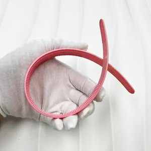 Dettaglio del cerchietto rosa opaco con denti antiscivolo e materiale flessibile