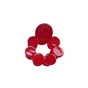 Mini pince à cheveux en forme de fleur rouge avec finition en résine brillante sur fond blanc