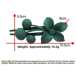 Dettaglio molletta per capelli a fiore verde scuro opaco con misure di 10,5cm di lunghezza