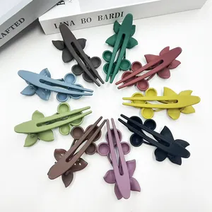 Set di 9 mollette per capelli opache a forma di fiore in vari colori disposte in cerchio
