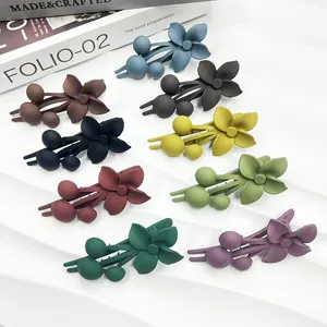 Mollette per capelli a fiori opachi in colori Morandi su sfondo bianco minimalista
