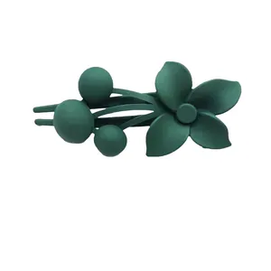 Molletta per capelli a fiore verde scuro opaco con dettagli a bacca per acconciature