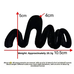 Detailed size chart of a 10.5cm black velvet hair claw showing height and weight metrics