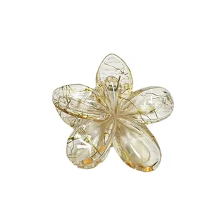 Eleganter 8cm Blumen-Haarclip mit gebürsteter Goldstruktur und klaren Blütenblättern