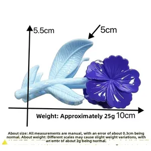 Dettaglio con dimensioni della molletta per capelli a fiore blu e viola con misure