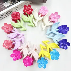 Set di mollette per capelli a forma di fiori colorati su sfondo bianco pulito