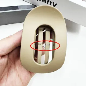 Détail d'une pince à cheveux mate beige montrant les dents internes et la finition