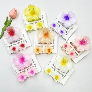 Dettaglio dei fermagli per capelli a fiori traslucidi con sfumatura opaca