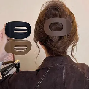 Lot de pinces à cheveux mates en noir, café et kaki pour une coiffure élégante et raffinée