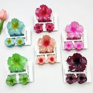 Dettaglio del set di mollette a fiore in sei colori vivaci su espositore bianco