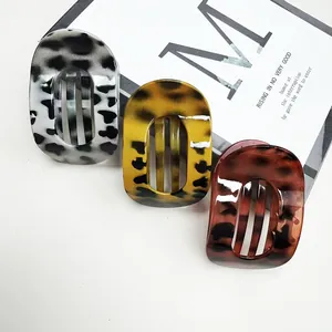 Lot de trois pinces à cheveux en acétate aux motifs léopard et écaille au design ovale creux