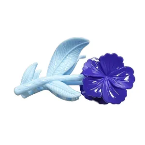 Pinza per capelli floreale con foglie azzurre e fiore viola in resina lucida