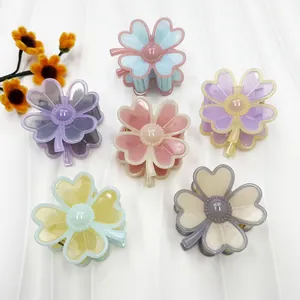 Elegant four-leaf clover flower hair claws in pastel colors with pearl center decoration