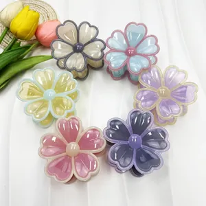 Pinces à cheveux fleurs translucides en six couleurs sur fond blanc avec ondulations