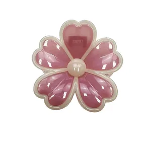 Pince à cheveux fleur rose translucide avec perle et pétales en forme de cœur