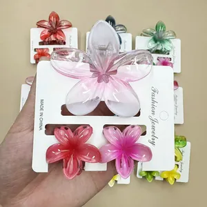 Dettaglio di fermagli per capelli a forma di fiore con sfumature di resina su cartoncino