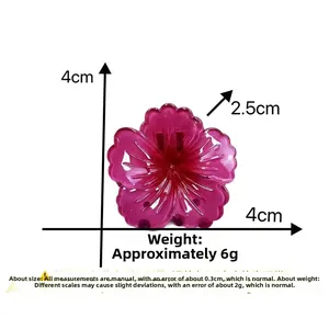 Dettagli dimensionali di una molletta per capelli a forma di fiore rosso trasparente