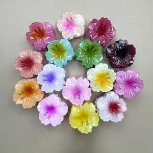 Pinze per capelli a fiore da 4 cm in vari colori disposte in un layout circolare