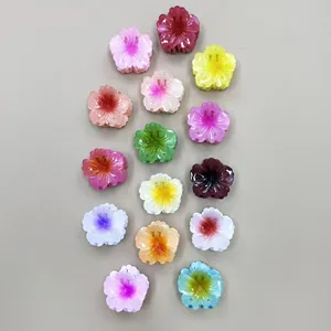 Dettaglio di 14 mollette per capelli a fiori colorati in varie sfumature di resina
