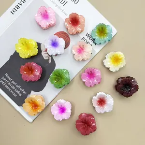 Dettaglio di varie mollette per capelli a forma di fiore in resina con centri sfumati