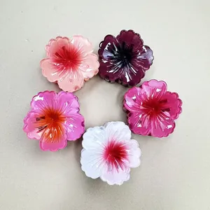 Dettaglio di cinque mollette per capelli a forma di rosa da 4cm in rosa e viola vivace