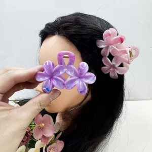 Vue détaillée des pinces à cheveux fleur de frangipanier avec texture en résine