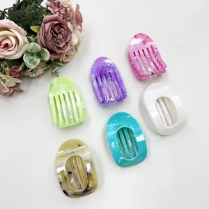 Pinces à cheveux rondes effet marbre aux couleurs pastel variées sur fond blanc