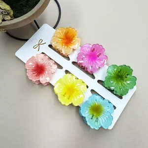 Detailansicht von 6 farbigen Hibiskus-Haarklammern auf einer weißen Displaykarte