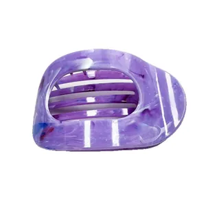 Pince à cheveux ronde plate avec texture marbre violet en acétate brillant