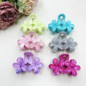 Pinces à cheveux à fleurs colorées avec texture marbrée et ressorts dorés