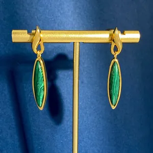 Orecchini a pendolo dorati vintage con pietre di malachite verde su supporto a T