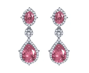Detail van roze peervormige edelsteen oorbellen met witte diamanten halo zetting