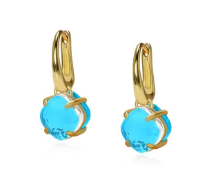 Detailansicht der goldenen Brisur-Ohrringe mit leuchtend blauen Kristallen im Kissenschliff