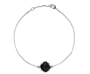 Detail van zilveren armband met een enkel zwart vierkant kristal in een 4-poot zetting