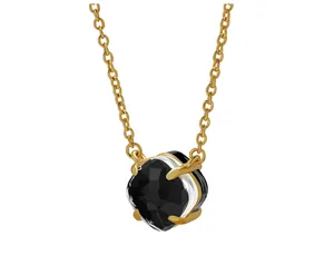 Makroaufnahme einer Goldkette mit quadratischem, schwarzem Kristallanhänger