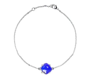 Detail van een zilverkleurige armband met een gefacetteerde diepblauwe kristallen hanger