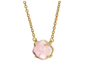 Detail eines rosa Kristallanhängers mit goldener Vier-Krallen-Fassung und Kette