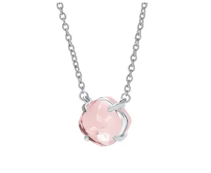 Makroaufnahme von rosa Kristal-Anhänger im Kissenschliff an einer versilberten Kette